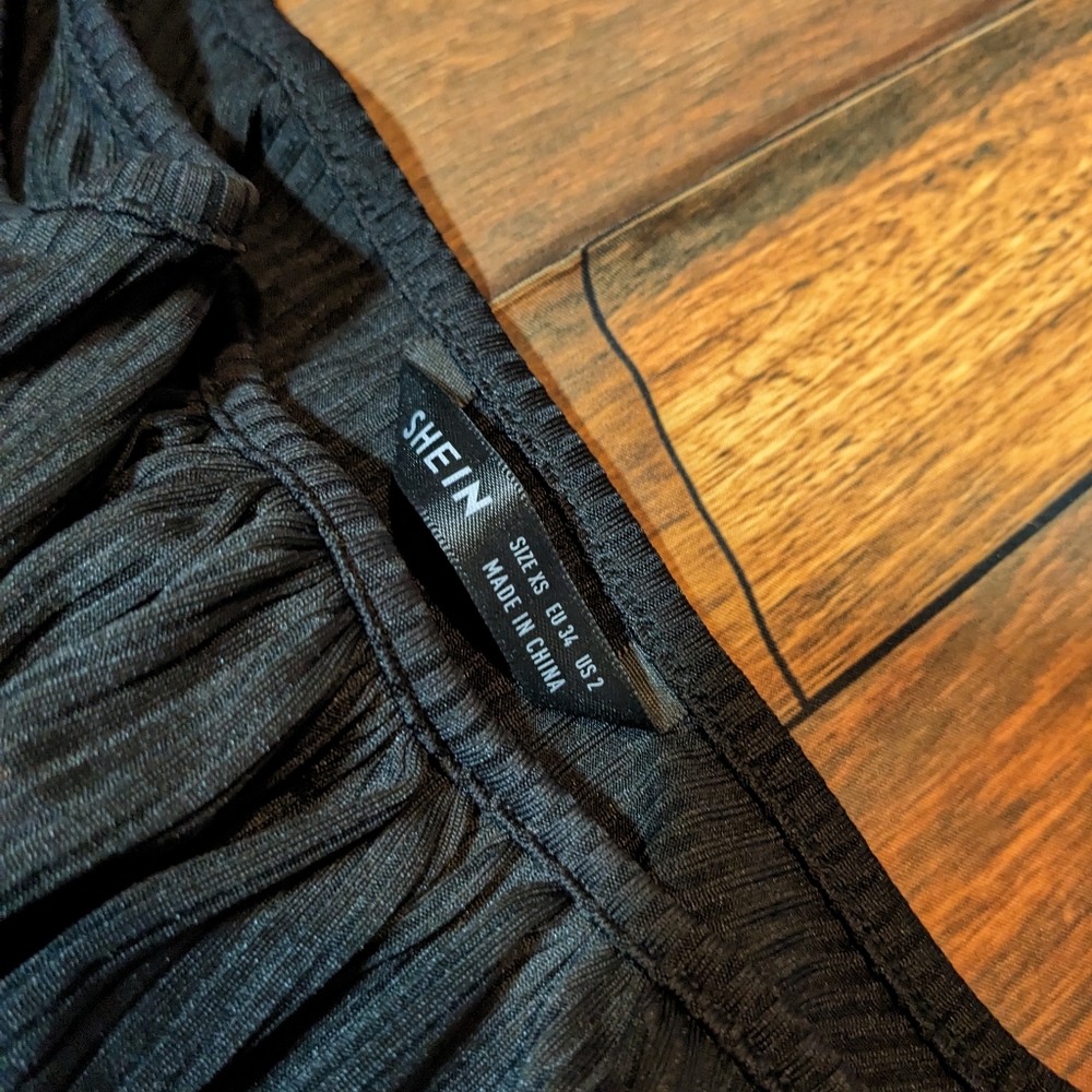 Black Ruched Drawstring Crop Top - Picture 3 of 5